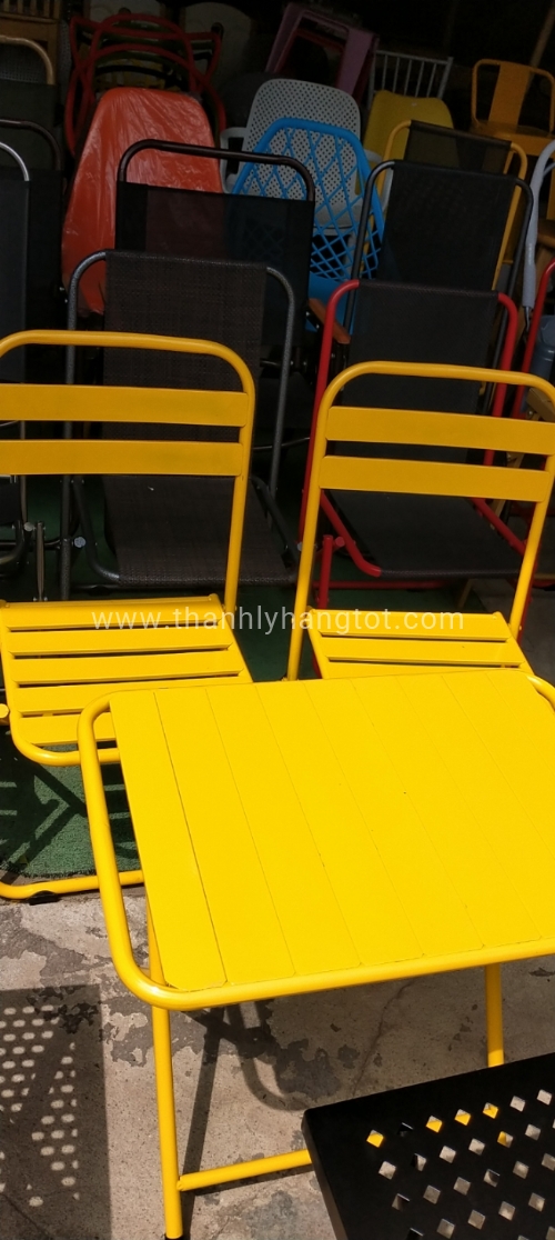 Bộ bàn màu vàng